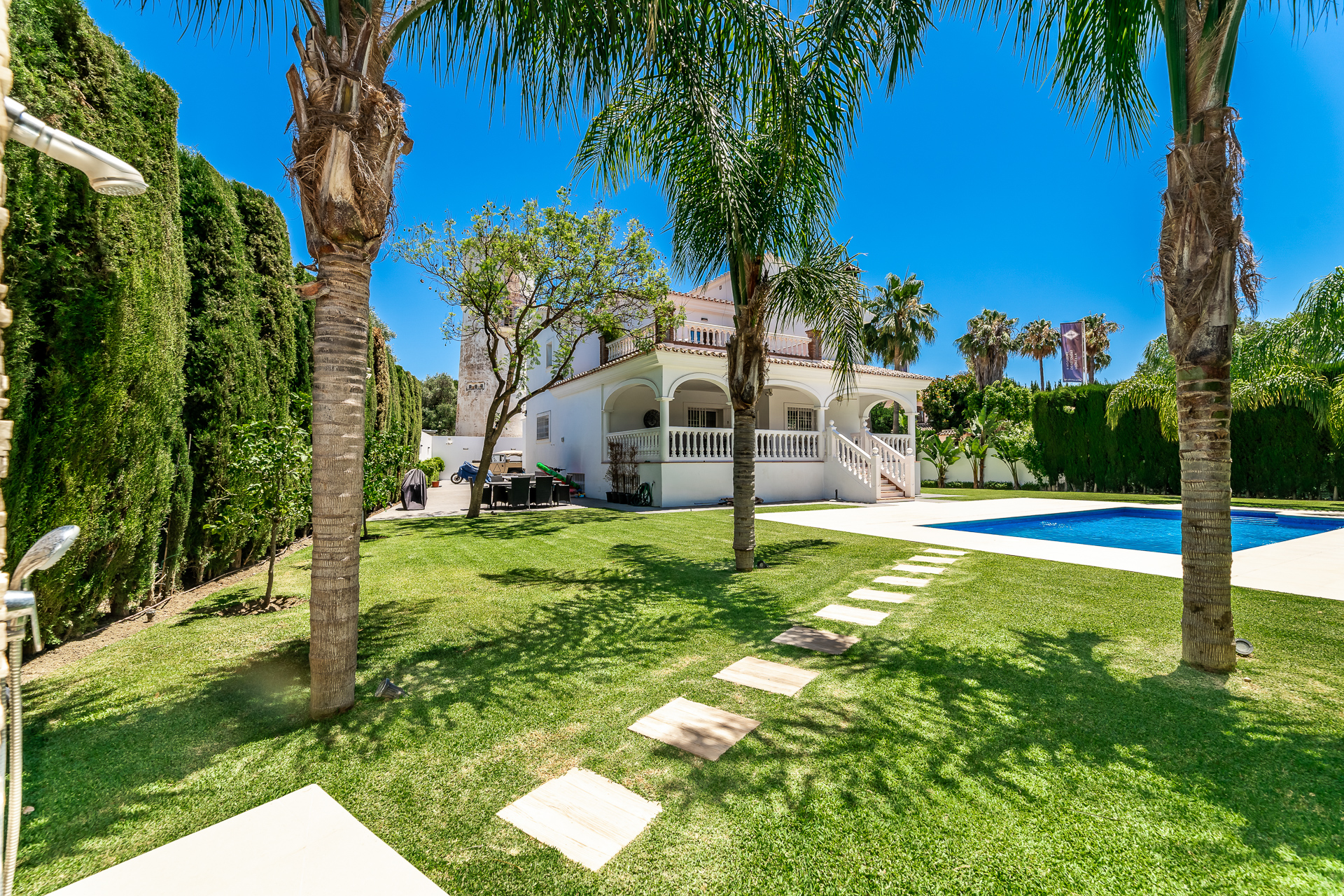 Spacious 6-Bedroom Villa for Sale in Central Nueva Andalucía, Marbella – Walk to Beach, Shops & Puerto Banús
