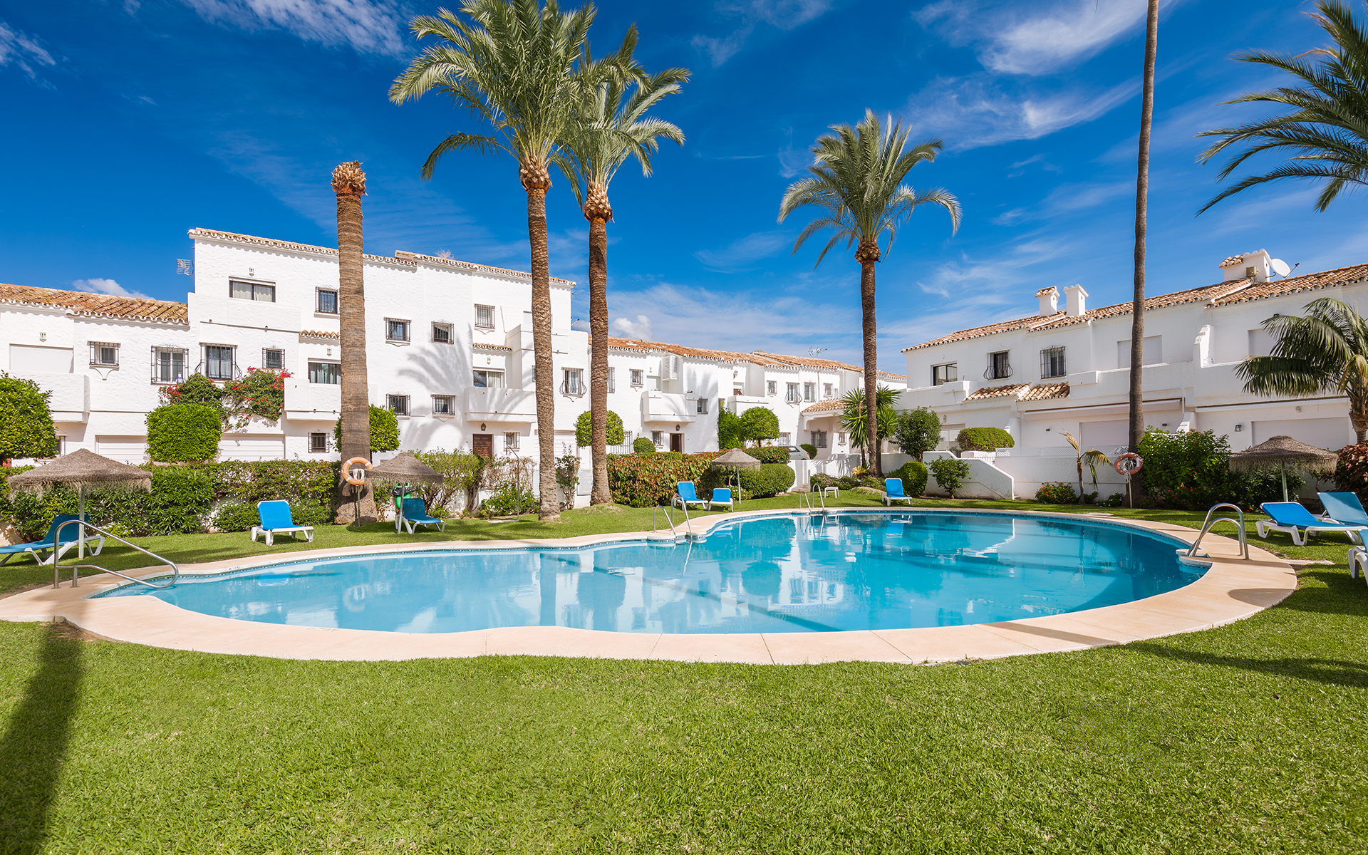 Fully Refurbished Frontline Golf Townhouse for Sale in Los Naranjos, Nueva Andalucía